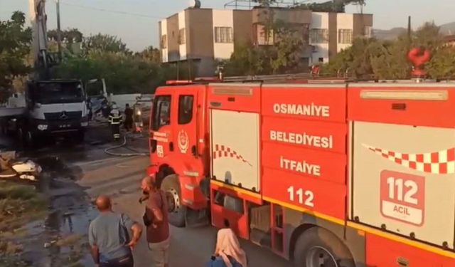 Osmaniye'de elektrik direğine çarpan beton pompası alev aldı: 2 kişi yaralandı