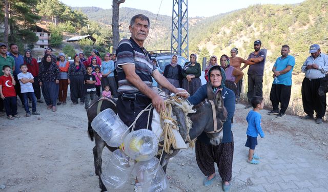 Susuz kalan köylü eşek ve katır ile su taşıyor