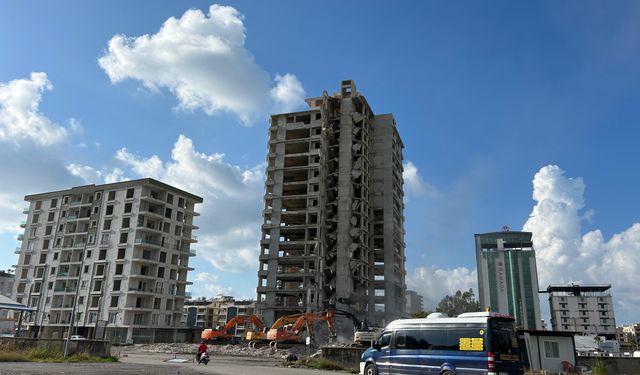 15 katlı binanın yerle bir olduğu anlar kameraya yansıdı