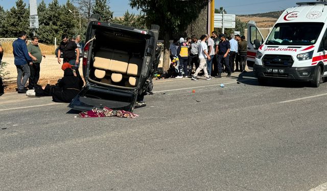 2 hafif ticari araç çarpıştı