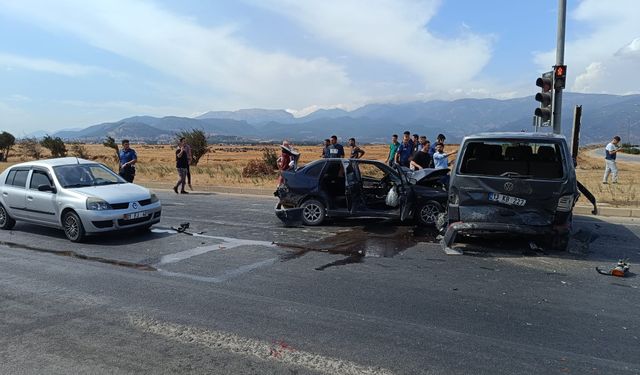 3 aracın karıştığı zincirleme trafik kazası: 2 yaralı