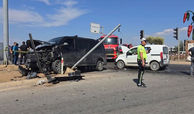 4 kişinin yaralandığı kaza güvenlik kamerasında