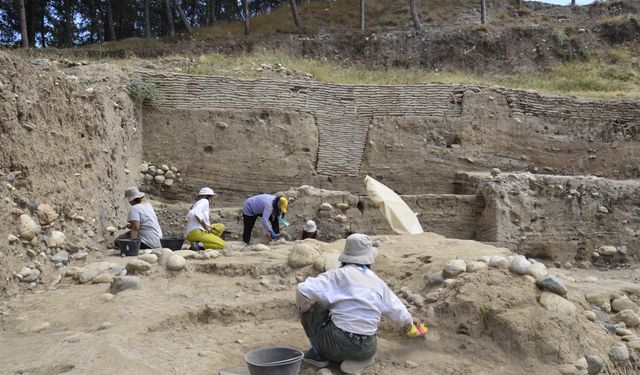 9 bin yıllık höyükte Hitit dönemi sur izlerine rastlandı