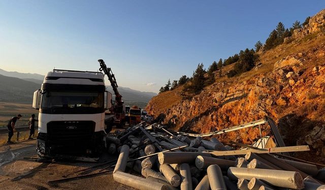 Kahramanmaraş'ta kumaş yüklü tırın devrilmesi sonucu yol trafiğe kapandı