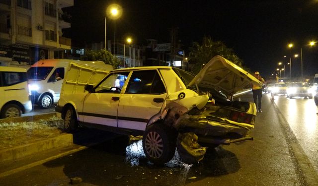 Antalya'da 4 araç birbirine girdi, yoldaki yağı gören trafik polisi küreği eline aldı