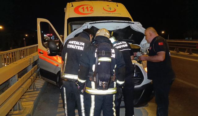 Akseki'ye giden ambulansın motorunda yangın çıktı