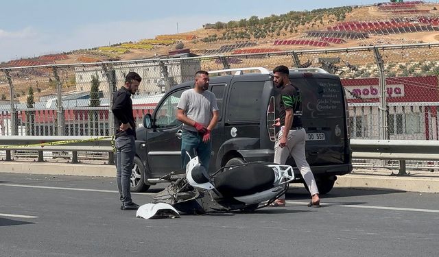 Bariyerlere çarparak savrulan motosikletli hayatını kaybetti