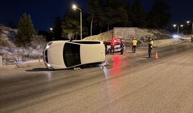 Bordür taşına çarpan otomobil devrildi, sürücü olay yerinden kaçtı