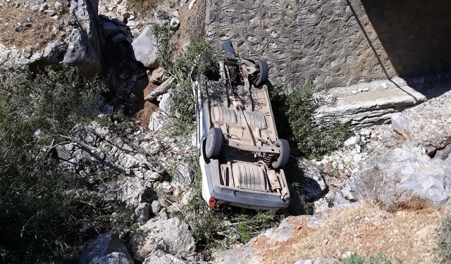 Burdur'da otomobil köprüden düştü