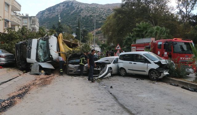 Freni patlayan hafriyat kamyonu araçları kağıt gibi ezdi