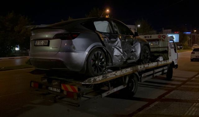 Gaziantep'te lüks araç ile motosiklet çarpıştı: 1 ölü, 1 ağır yaralı