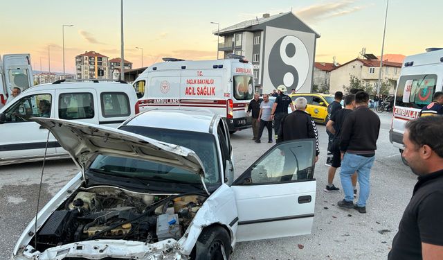 Kavşağa kontrolsüz giren otomobiller çarpıştı