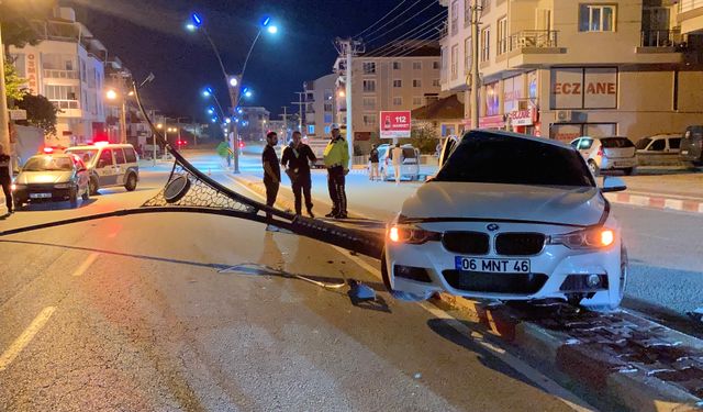 Kontrolden çıkan otomobil aydınlatma direğine çarptı, sürücü kayıplara karıştı