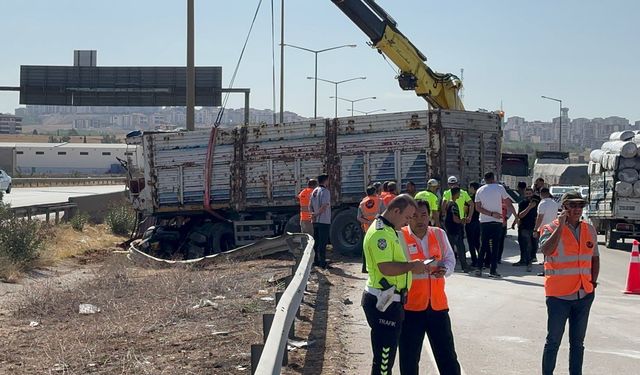 Kontrolden çıkan tır, kireç yüklü tıra çarptı