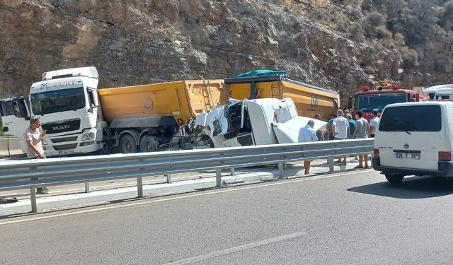 Korkuteli-Antalya karayolunda iki tır çarpıştı