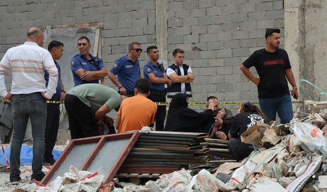 Kule vinçteki demir kova işçilerin üzerine düştü