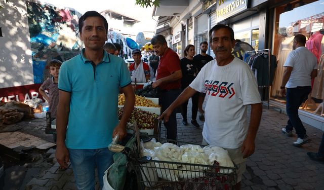 Kuş dili konuşarak adeta bülbül gibi şakıyan iki esnaf ilgi odağı oldu