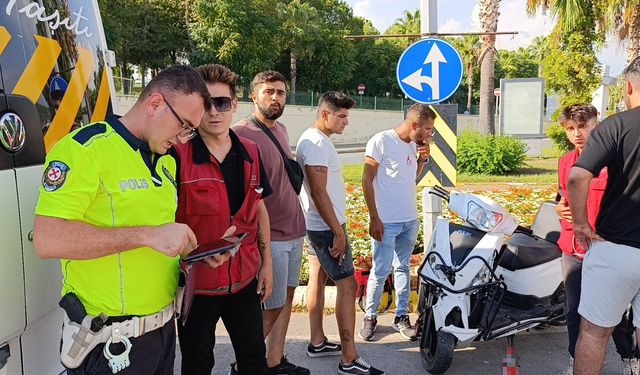 Okul servisine çarpan motosikletin sürücüsü metrelerce havaya fırladı