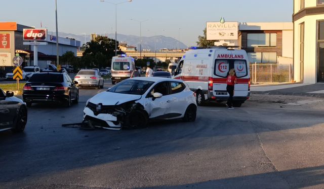 Otomobil refüje çıkıp trafik ışıklarına çarptı: 2 yaralı