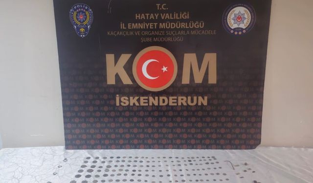 Polisin durdurduğu araçta çok sayıda sikke ve tarihi eser ele geçirildi