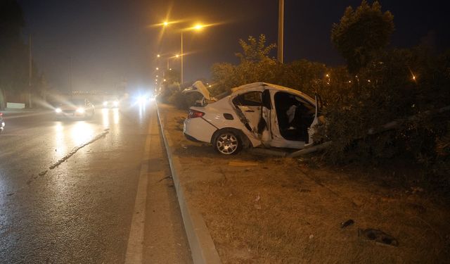 Aydınlatma direğine çarparak hurdaya dönen otomobildeki 4 kişi yaralandı