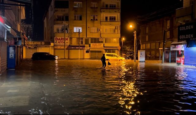 Şiddetli yağışla birlikte göle dönen caddelerde vatandaşlar zor anlar yaşadı