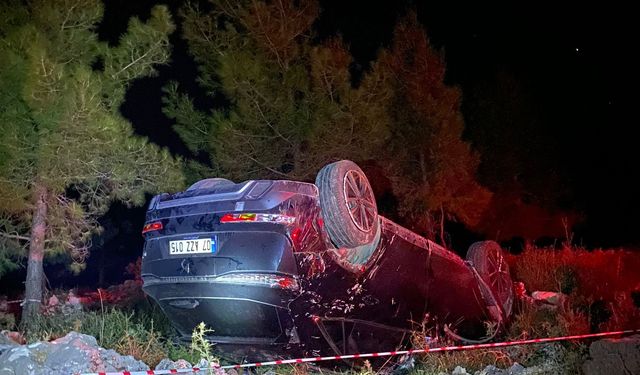 Takla atan otomobilin cam tavanından fırlayan sürücü ağır yaralandı