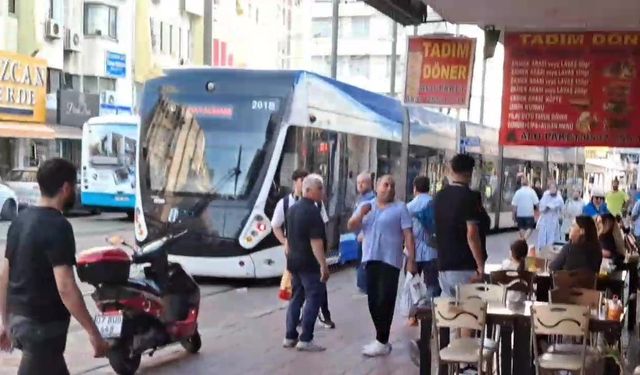 Vatman ile tartıştı, ayırmaya gelen esnafın peşinden bıçakla gitti