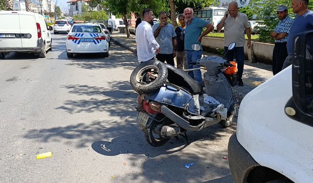 Yaya geçidinden geçen motosiklete otomobil çarptı: Yaşlı sürücü yaralandı