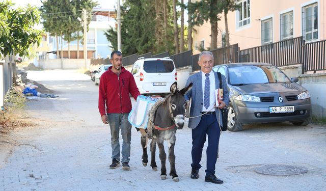 "Eşekle Gelen Dostoyevski" heybesinde getirdiği kitapları çocuklara dağıttı