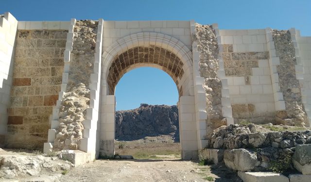 Anavarza antik kentindeki kale kapısı restorasyonu tepkiye neden oldu