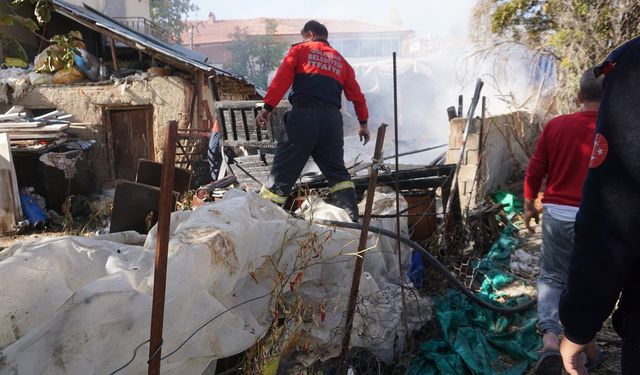 Bahçede çıkıp hayvanların bulunduğu ahıra sıçrayan yangın itfaiyenin hızlı müdahalesi ile söndürüldü