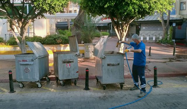 Büyükşehir’in sinek timleri Alanya sokaklarında