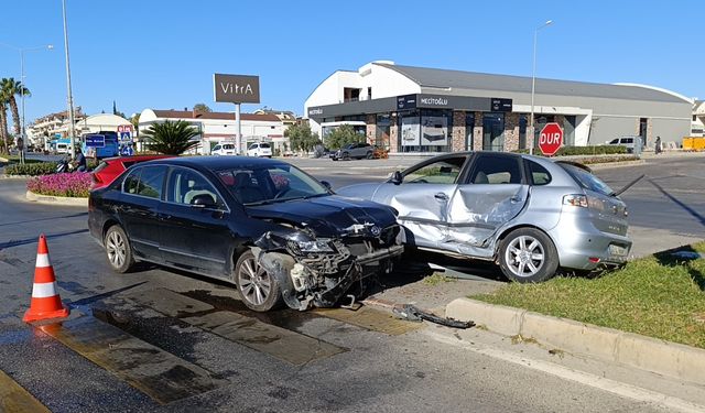 Çarpışan otomobiller levhaları yıktı: 3 yaralı