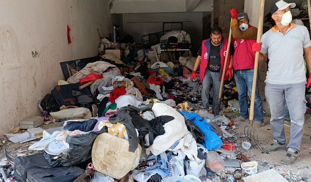 Çöp Evden Tonlarca Atık Çıkarıldı: 10 Kamyon Dolusu Eşya Toplandı