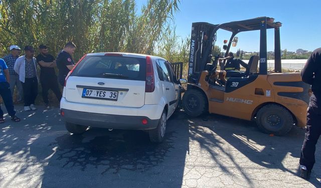 Forklift Kazasında Şok: Otomobilin Motoruna Saplandı, Sürücü Yaralandı