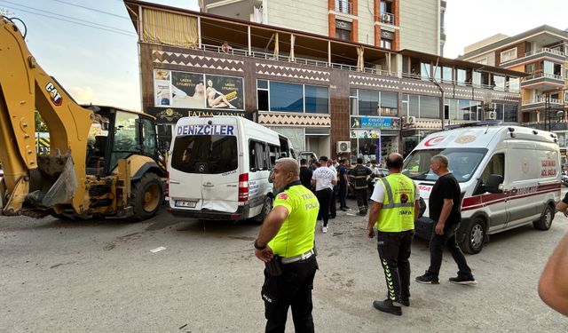 Freni Boşalan İş Makinesi Dehşet Saçtı: Kaldırımdakiler Saniyelerle Kurtuldu