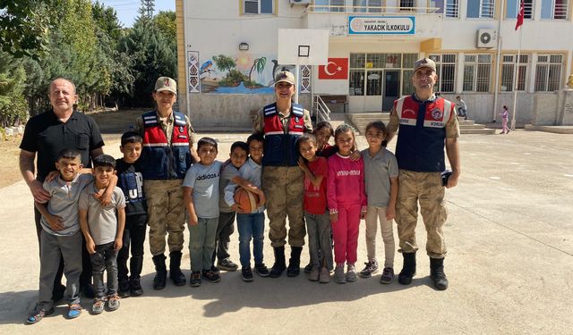 Jandarmadan öğrencilere güvenli okul eğitimi