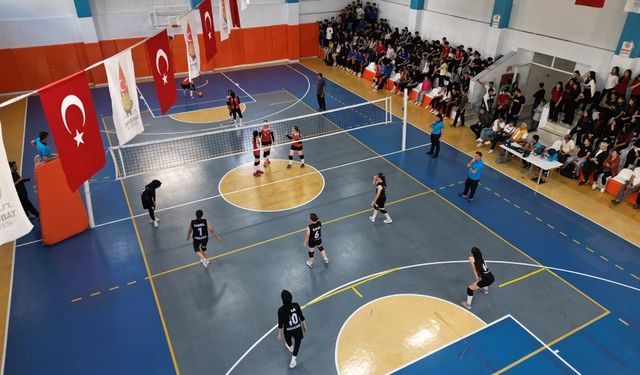 Kahramanmaraş, Onikişubat'ta Gençler Voleybol Parkelerinde Buluştu!