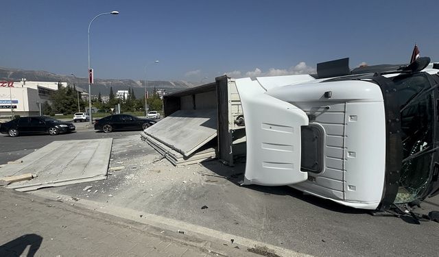 Kahramanmaraş'ta beton blok yüklü tır devrildi