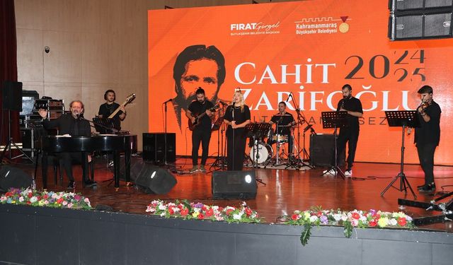 Kahramanmaraş’ta Sanatseverler Yücel Arzen’i Dinledi