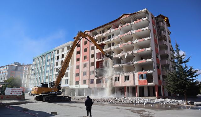 Kahramanmlaraş'ta hasarlı binaların kontrollü yıkımı sürüyor