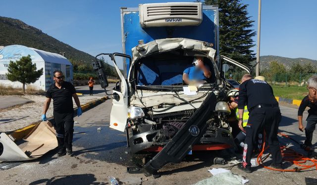 Kamyonet çekiciye bağlı olan yarı römorka çarptı: 1 yaralı