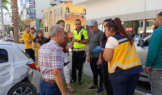 Kamyonet ve Otomobil Çarpıştı: 2 Yaralı