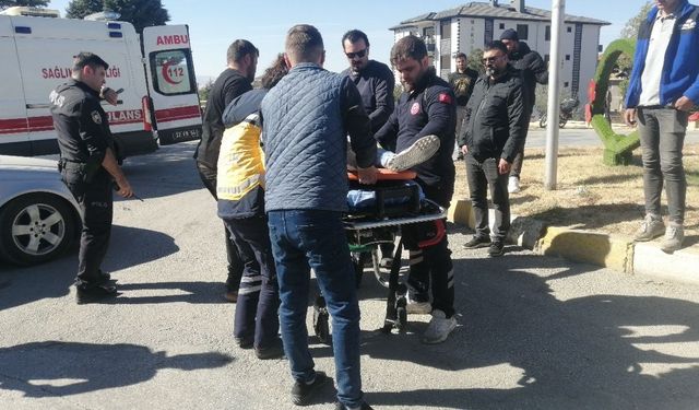 Kavşakta Tehlikeli Kaza: Otomobil ve Motosiklet Çarpıştı, 1 Yaralı