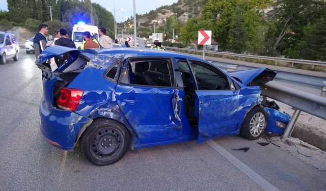 Kontrolden çıkan otomobil önce bariyere sonra traktöre çarptı: 5 yaralı