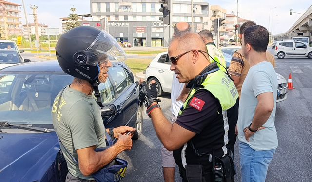 Motosiklet-otomobil Çarpışması: Yaralı Sürücü Hastaneye Kaldırıldı