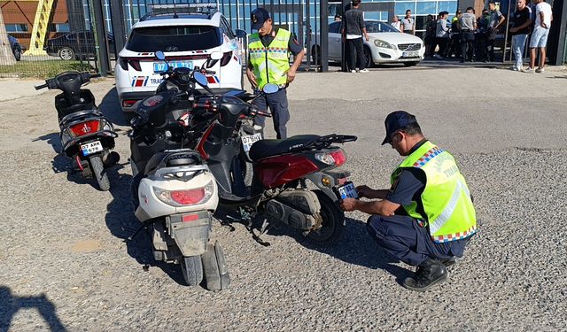 Motosikletlerin plakasını söküp drift pistine gittiler