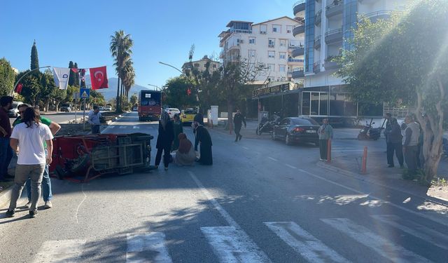 Ortada Kaza: Otomobil Akülü Motosiklete Çarptı, 2 Yaralı