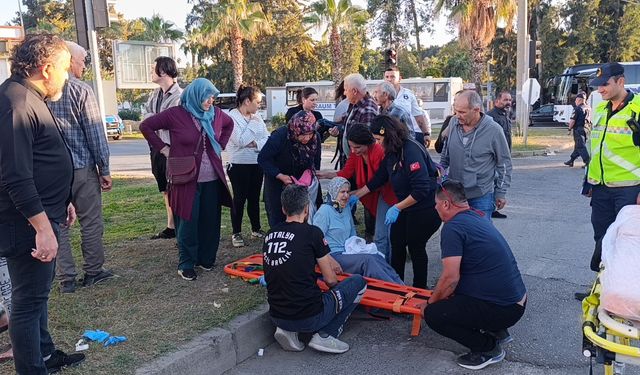 Otel Çalışanlarını Taşıyan Servis Araçları Çarpıştı: 13 Yaralı